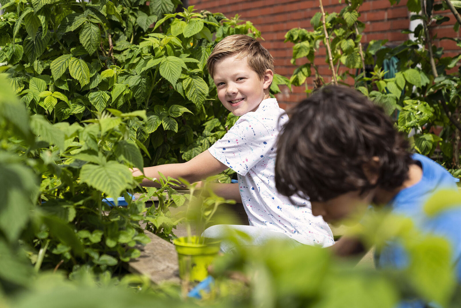 Een kind in het beeld die speelt op onze kinderopvanglocatie