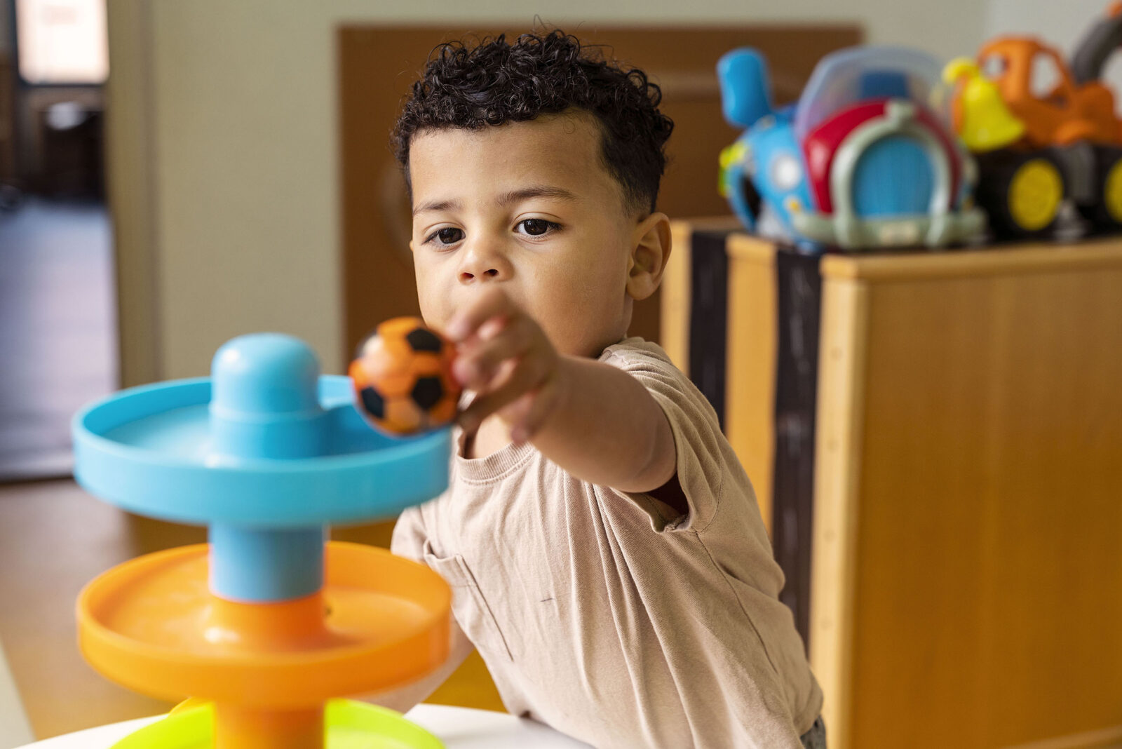Een peuter in het beeld die speelt op onze kinderopvanglocatie