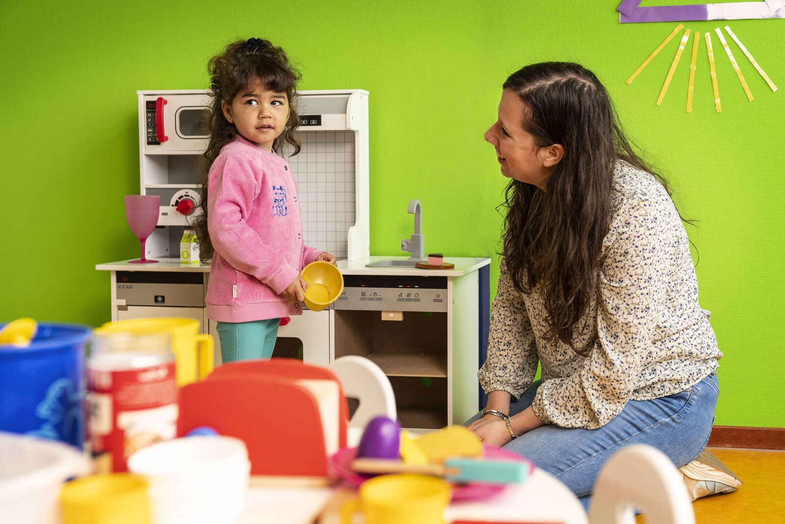 Pedagogisch medewerker in het beeld met een peuter op onze peuterspeelgroep.