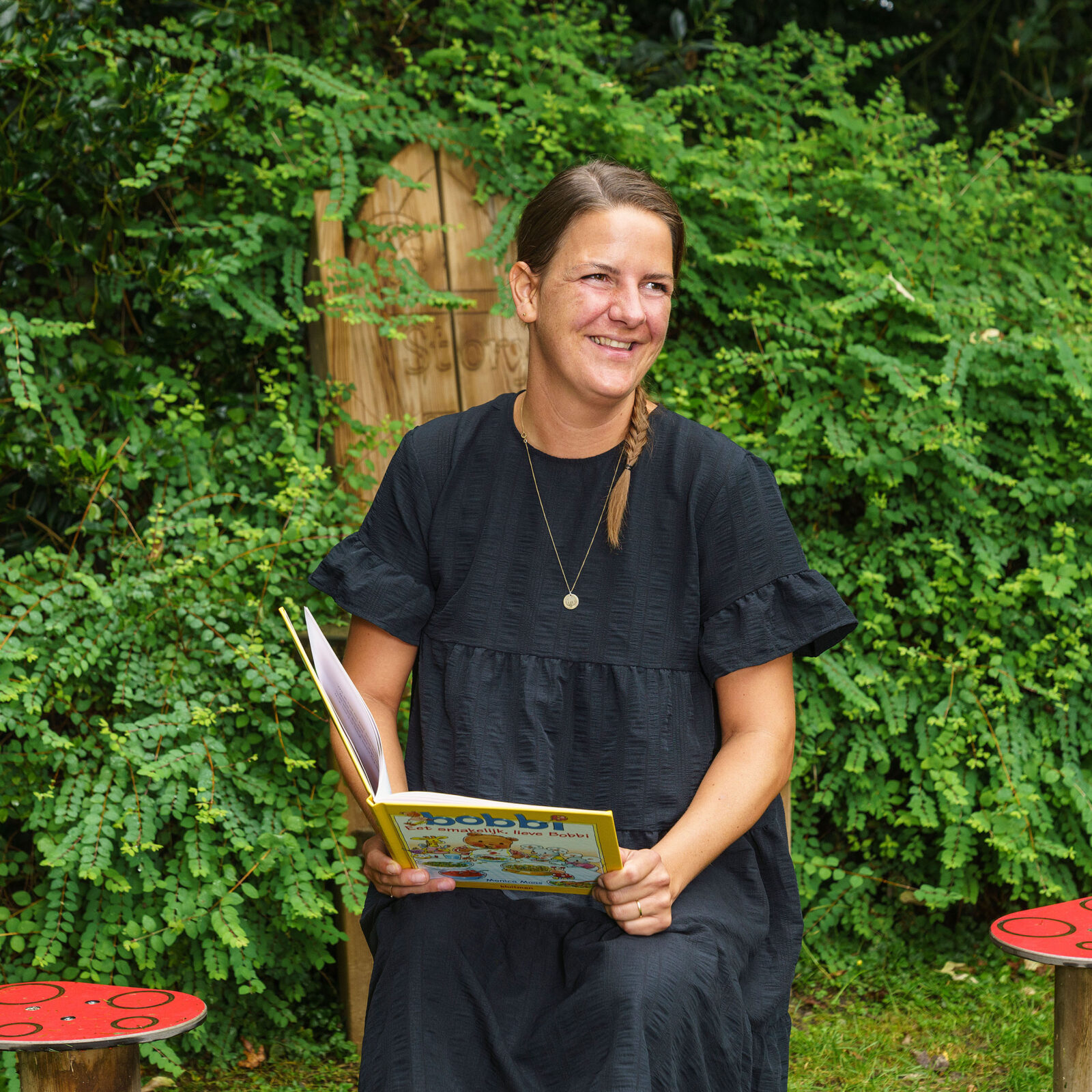Onze collega Laura aan het het voorlezen aan kinderen op onze kinderopvanglocatie
