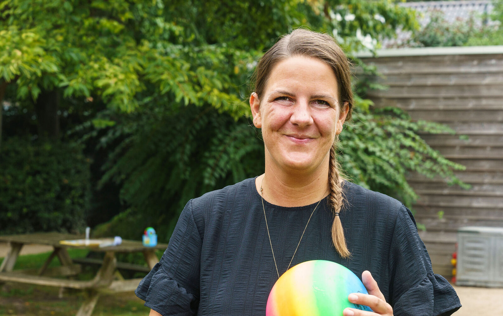 Onze collega Laura met een bal in haar handen op onze kinderopvanglocatie
