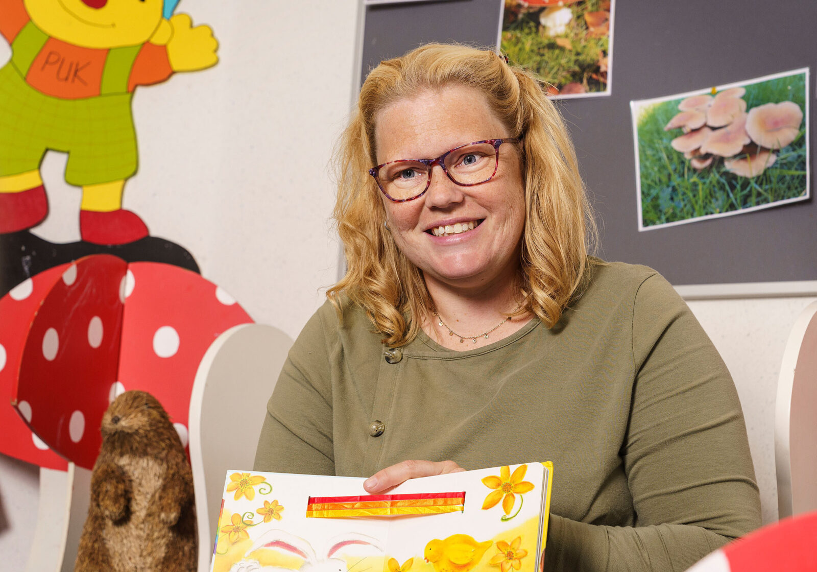 Onze collega Hanneke leest voor uit een boek