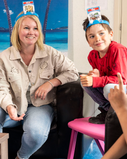 Pedagogisch medewerker speelt het spel 