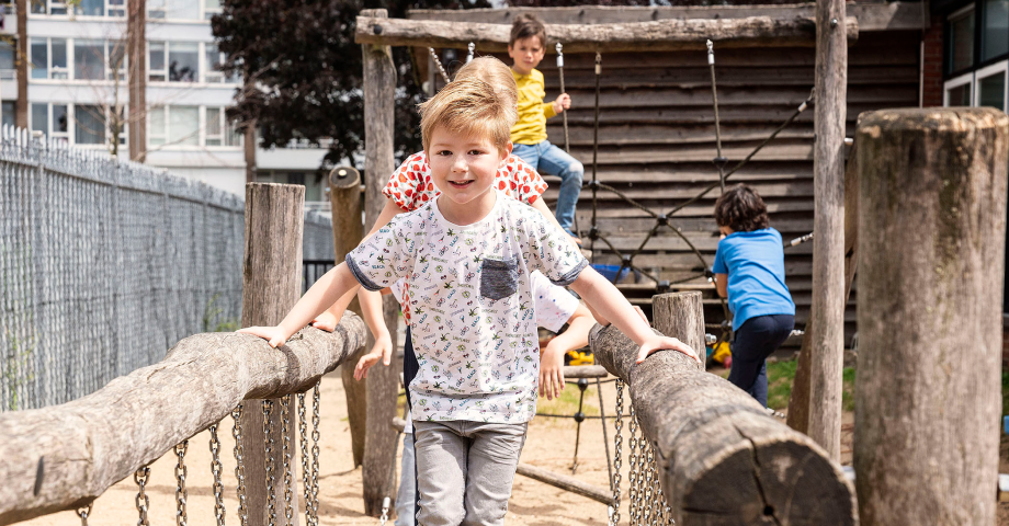 Kinderen in het beeld die spelen op onze kinderopvanglocatie